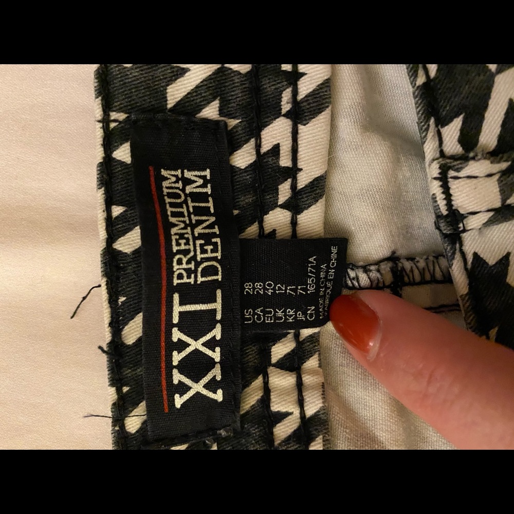 Capri Pants black and white pattern